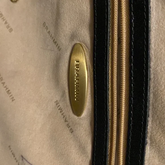 Beautiful leather Brahmin bag. Two zippers on top and 4 pockets on the inside. - Picture 5 of 10